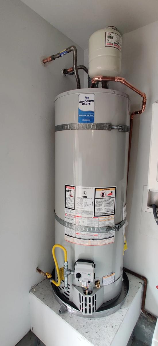 Bradford White residential tank water heater with expansion tank, seismic strapping, and code gas flex line
